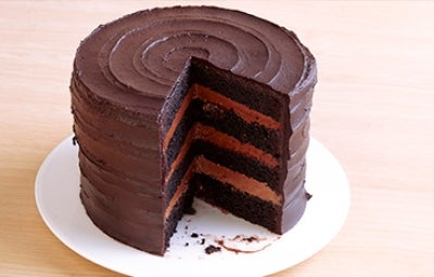 Una Tarta Sacher redonda con su interior descubierto sobre un plato blanco. Una Tarta Sacher redonda con su interior descubierto sobre un plato blanco.