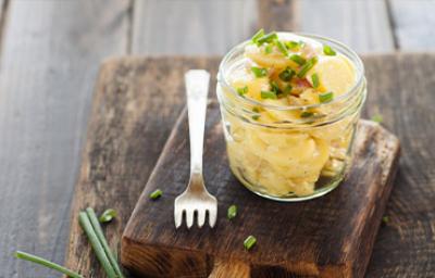 Ensalada de papa en vaso con cebollino y salsa blanca