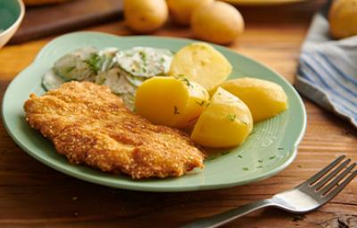 Plato con receta de milanesa empanada con miga de pan Plato con receta de milanesa empanada con miga de pan