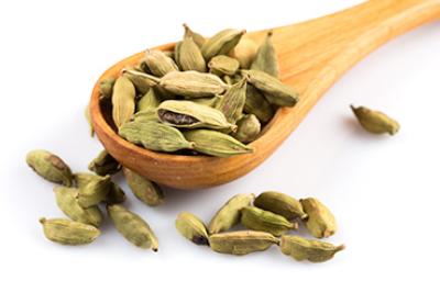 Cucharada grande de semillas de cardamomo verde