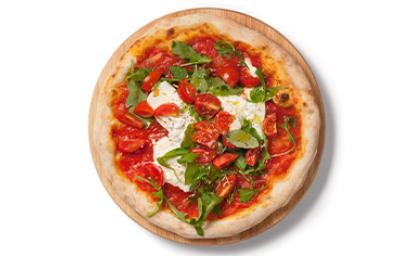 Focaccia italiana deliciosamente acompañada con otros ingredientes Focaccia italiana con pasta de tomate, queso burrata y rúgula encima, vista desde un plano cenital.