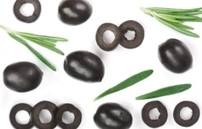 Aceitunas rellenas, tapa clásica española. Aceitunas frescas cortas a la mitad y enteras para rellenarse.