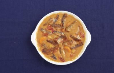 Platillo hondo de anchoas y boquerones en salsa.