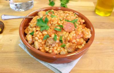 Cassoulet tradicional en cazuela con fréjol y salchichas Cassoulet tradicional servido en cazuela de barro con fréjol y salchicha