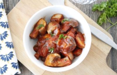Cola de cerdo, versátil, nutritiva y deliciosa. Bowl lleno de pedazos de cola de cerdo en salsa.