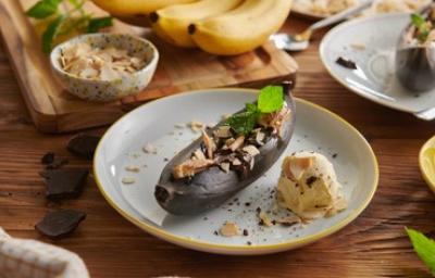 Plátano al horno entero y con cáscara, almendras y acompañado de helado, versión del dulce de plátano
