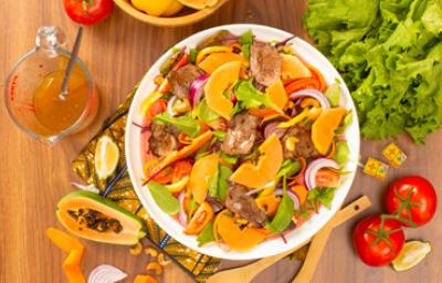 Ensalada de frutas y lechuga con papaya, tomate, cebolla y carne