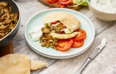 Gyro griego de pollo en pan pita con tomates frescos y salsa tzatziki