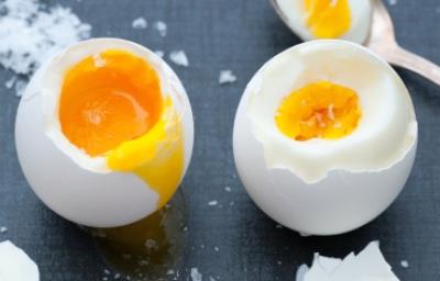Huevos cocidos utilizados para hacer huevo escocés.
