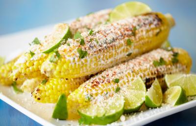 Elotes con mantequilla y limón, sus granos se utilizan para la mazamorra.