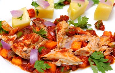 Oreja de cerdo guisado. Plato de oreja de cerdo guisado con perejil, zanahoria y quesos.