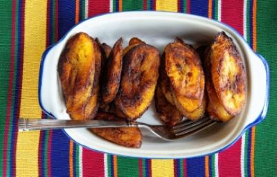 Plátano maduro frito, receta típica con diferentes tipos de plátano Plátano maduros fritos servidos en un plato