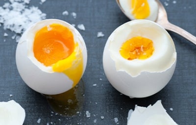 Dos huevos cocidos a diferente término de cocción.