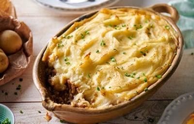 Olla de barra llena de puré de papa con carne.