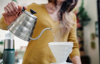 Preparación de aguapanela en casa para compartir en familia