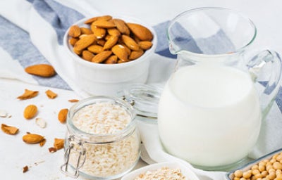 Tazón de avena con rodajas de plátano, arándanos y nueces, una mezcla de alimentos con calcio común en desayunos