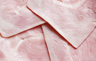 Primer plano de lonchas de jamón cocido, un ejemplo de alimentos ultraprocesados