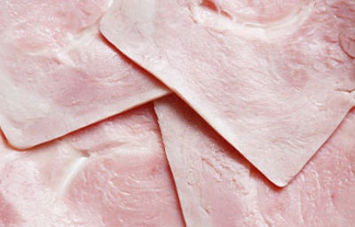 Primer plano de lonchas de jamón cocido, un ejemplo de alimentos ultraprocesados