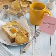 Mesa con diferentes preparaciones de desayuno