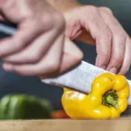 Choclos y espárragos sobre una mesa de madera en una parrillada vegetariana