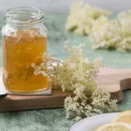 Mermelada de piña sobre una tabla