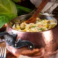 Olla con sopa y cuchara de palo