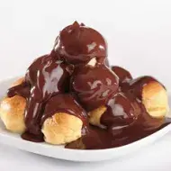 Profiteroles con salsa casera de chocolate