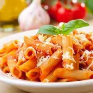 Una pasta con queso parmesano para una cena romántica. Una pasta con queso parmesano para una cena romántica.