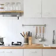 Cocina organizada con porta utensilios