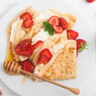 Desayuno crepe con fresas y miel