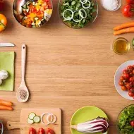 Varios ingredientes para armar una ensalada saludable
