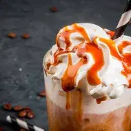 Frapuccino de caramelo con crema batida