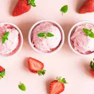 Vaso con helado de frutilla