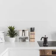 Una cocina de vitrocerámica limpia