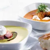 Dos tipos de sopas, acompañadas de pan.