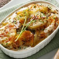 Una forma deliciosa de cocinar papas es gratinadas y al horno.Una forma deliciosa de cocinar papas es gratinadas y al horno.