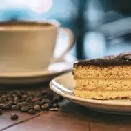 Una crema para rellenar en con una torta de café.