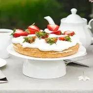 Una torta con glaseado real como cobertura.