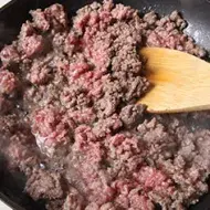 Hay muchas recetas populares con carne molida, como albóndigas o salsa boloñesa.