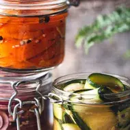 Envases con verduras alimentos fermentados  