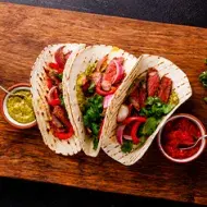 Tacos mexicanos con salsas para compartir Tacos mexicanos con salsas para compartir