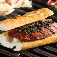 El choripán con chimichurri es todo un clásico argentino.