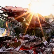 Salchichas cocinadas a la leña
