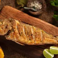 Tabla con pescado e ingredientes de comidas fritas   