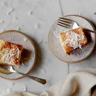 Dos porciones de un pastel sencillo con ralladura de coco.