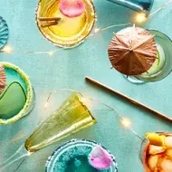 Cócteles sin alcohol en vasos y copas de colores
