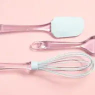 Brocha, batidor y espátula de silicona.