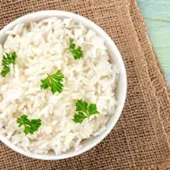 Al hacer arroz se pueden añadir hierbas aromáticas, como culantro o perejil.
