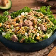 Ensalada de lechuga y huevo con atún en lata, una receta muy popular
