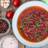  Plato con frijoles fréjoles, uno de los alimentos enlatados más comunes.
